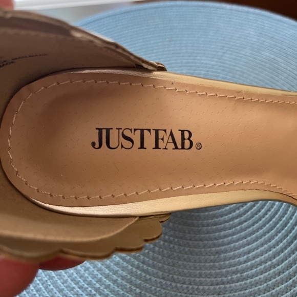 New! Never worn JustFab Gold Aleecia Chunky Heeled Sandals - Picture 9 of 13